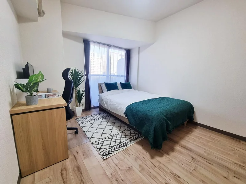 写真はお部屋のイメージです。ラグなどの室内装飾はございません。