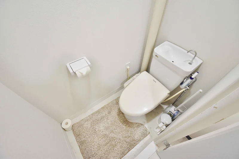 ウォシュレットつきのトイレです。老若男女皆様に安心してご利用いただけますね☆トイレにもトイレ用洗剤とトイレ用ブラシをご用意しておりますので長期ご利用の場合の気になる汚れなどもお掃除して頂けます＾＾