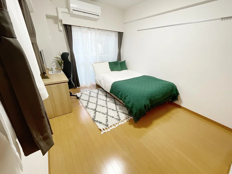 写真はお部屋のイメージです。ラグなどの室内装飾はございません。