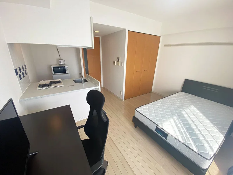 写真はお部屋のイメージです。ラグなどの室内装飾はございません。