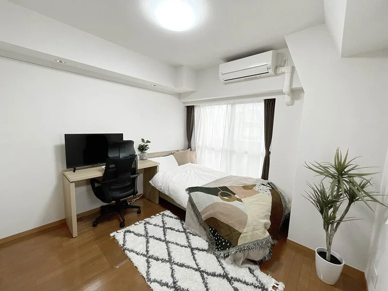 写真はお部屋のイメージです。ラグなどの室内装飾はございません。