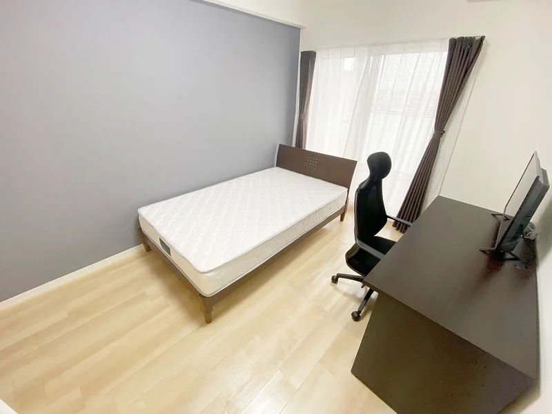 写真はお部屋のイメージです。ラグなどの室内装飾はございません。