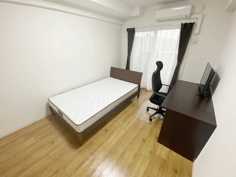 写真はお部屋のイメージです。ラグなどの室内装飾はございません。