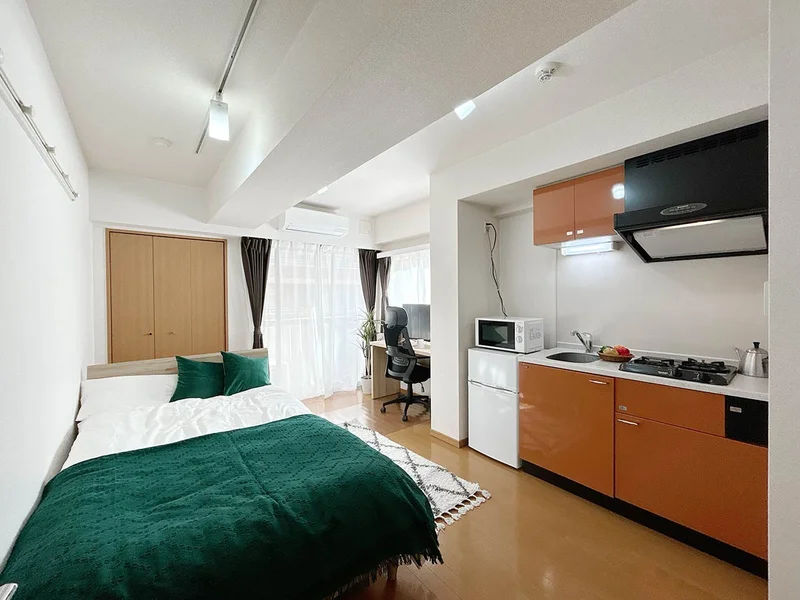 写真はお部屋のイメージです。ラグなどの室内装飾はございません。