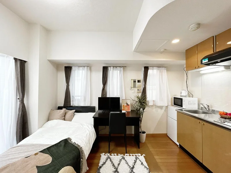 写真はお部屋のイメージです。ラグなどの室内装飾はございません。