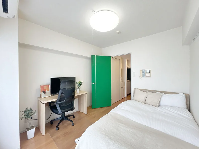 写真はお部屋のイメージです。ラグなどの室内装飾はございません。