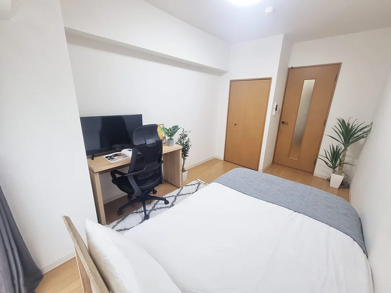 写真はお部屋のイメージです。ラグなどの室内装飾はございません。