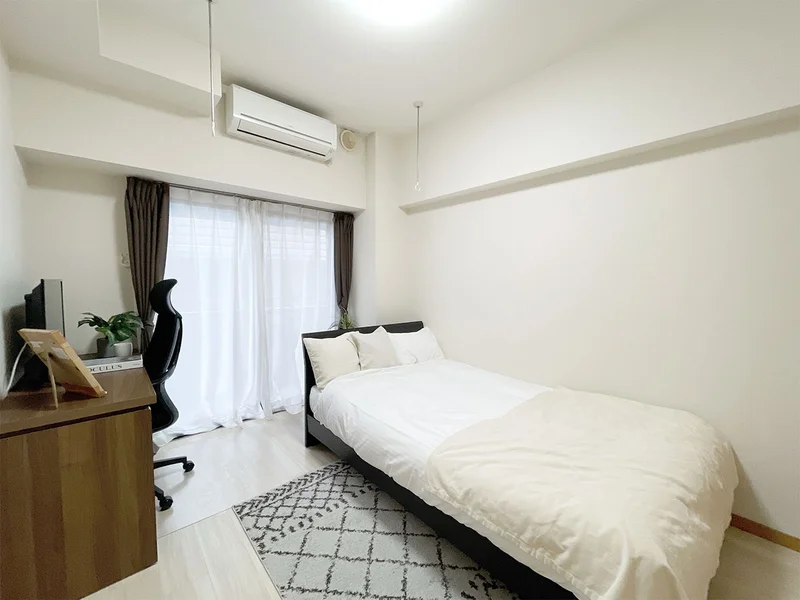 写真はお部屋のイメージです。ラグなどの室内装飾はございません。