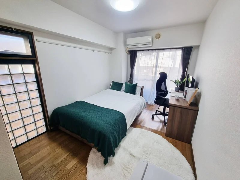 写真はお部屋のイメージです。ラグなどの室内装飾はございません。