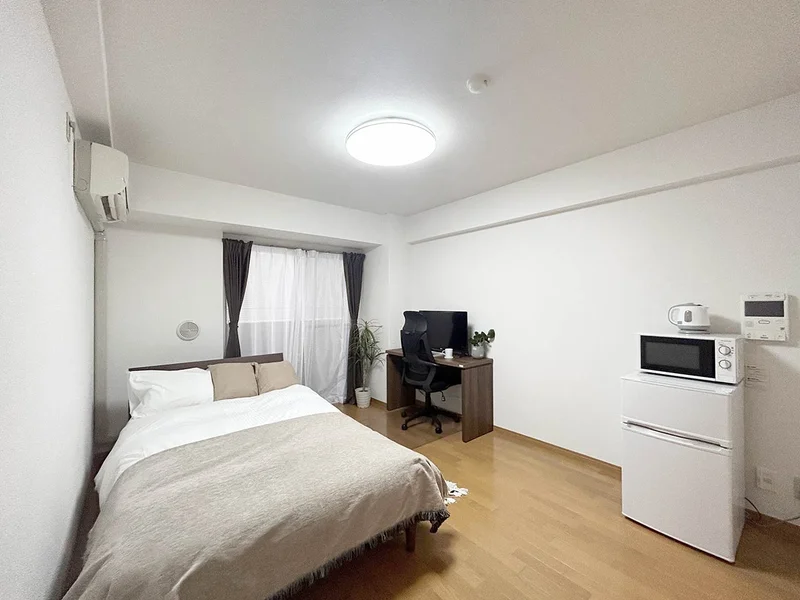 写真はお部屋のイメージです。ラグなどの室内装飾はございません。