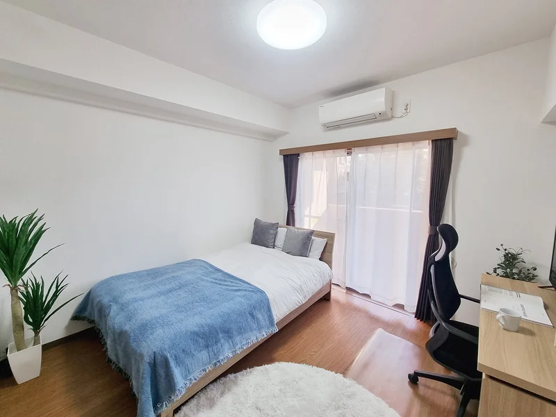 写真はお部屋のイメージです。ラグなどの室内装飾はございません。