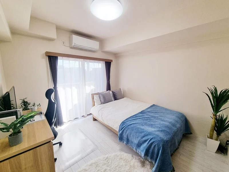 写真はお部屋のイメージです。ラグなどの室内装飾はございません。