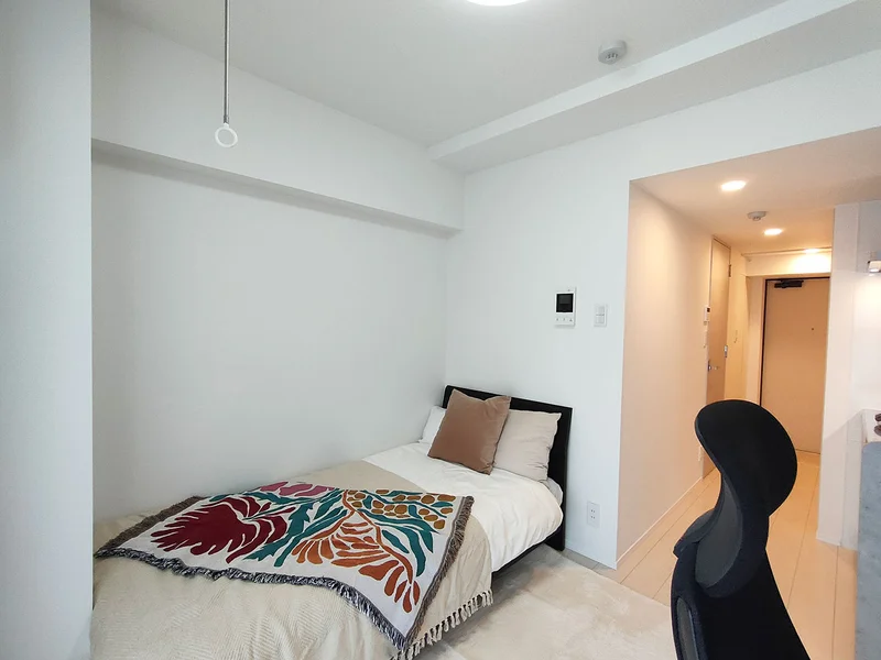 写真はお部屋のイメージです。ラグなどの室内装飾はございません。