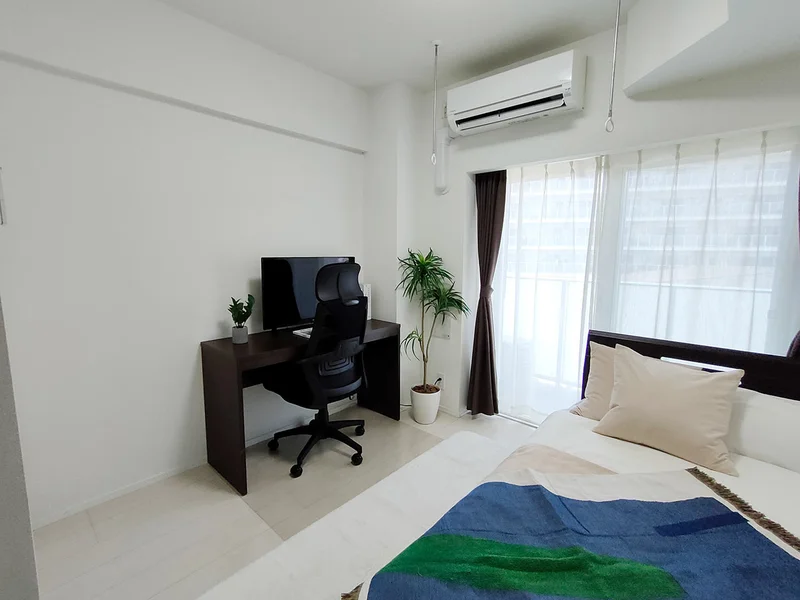 写真はお部屋のイメージです。ラグなどの室内装飾はございません。