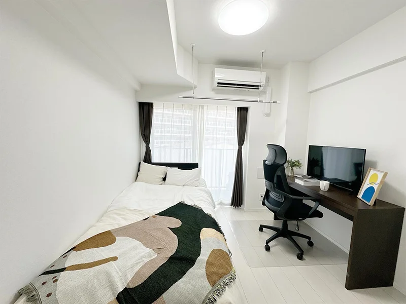 写真はお部屋のイメージです。ラグなどの室内装飾はございません。