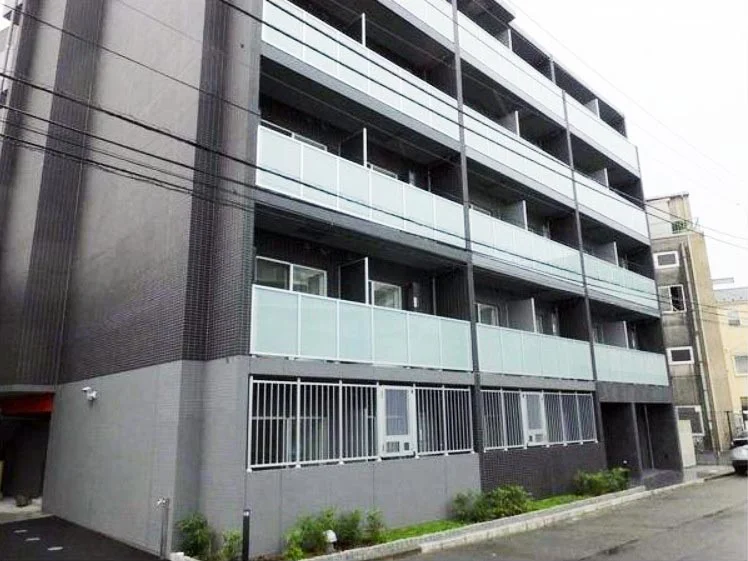 写真はお部屋のイメージです。ラグなどの室内装飾はございません。