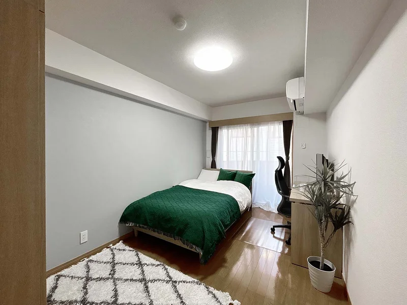 写真はお部屋のイメージです。ラグなどの室内装飾はございません。