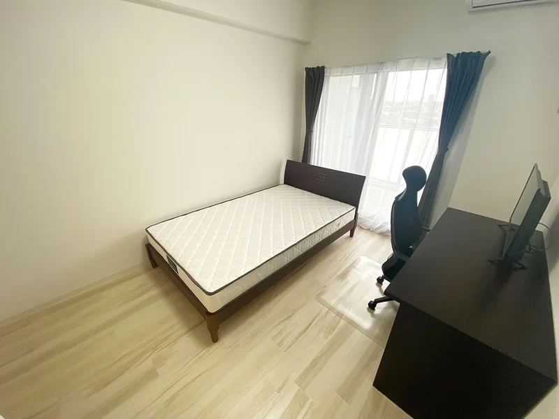 写真はお部屋のイメージです。ラグなどの室内装飾はございません。