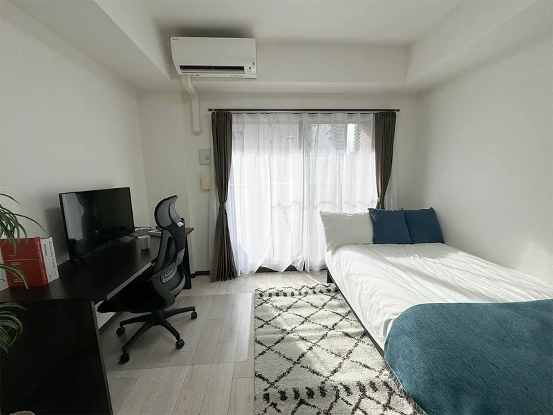 写真はお部屋のイメージです。ラグなどの室内装飾はございません。