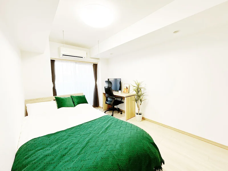 写真はお部屋のイメージです。ラグなどの室内装飾はございません。