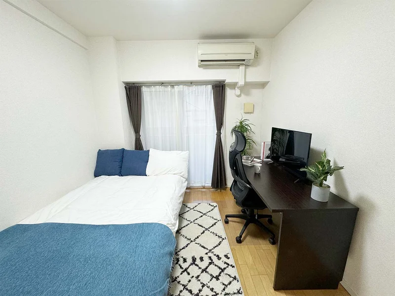 写真はお部屋のイメージです。ラグなどの室内装飾はございません。