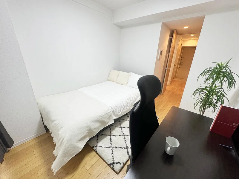 写真はお部屋のイメージです。ラグなどの室内装飾はございません。