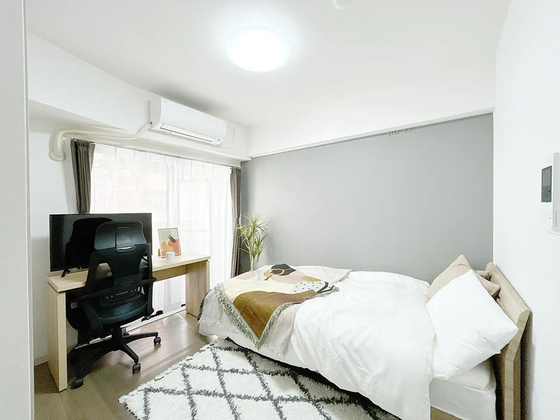 写真はお部屋のイメージです。ラグなどの室内装飾はございません。