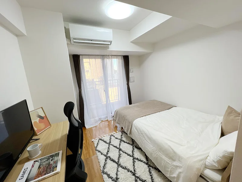 写真はお部屋のイメージです。ラグなどの室内装飾はございません。