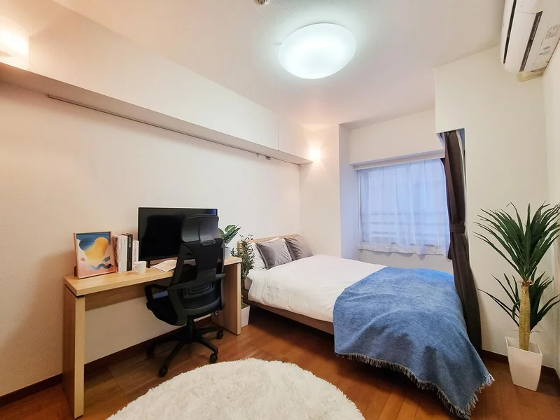 写真はお部屋のイメージです。ラグなどの室内装飾はございません。