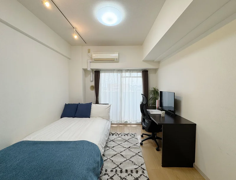 写真はお部屋のイメージです。ラグなどの室内装飾はございません。