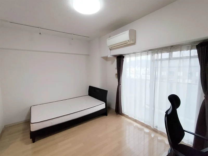 写真はお部屋のイメージです。ラグなどの室内装飾はございません。