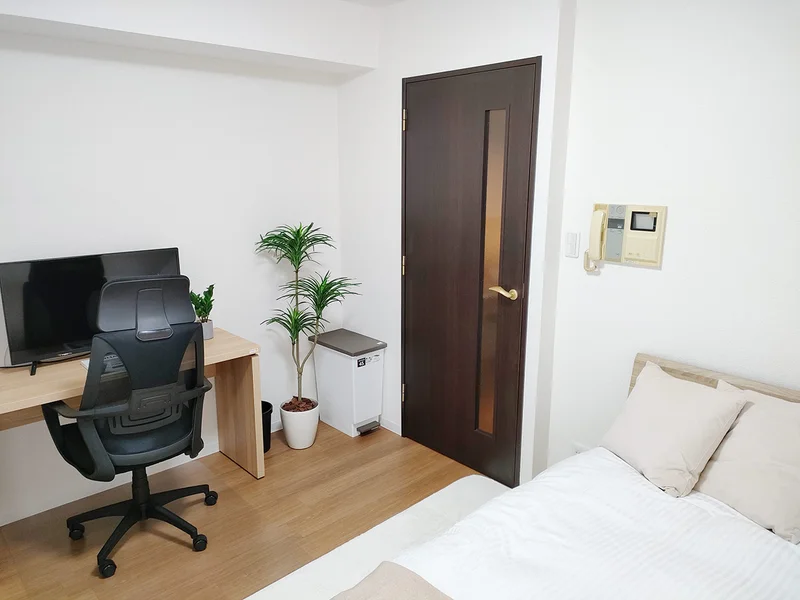 写真はお部屋のイメージです。ラグなどの室内装飾はございません。