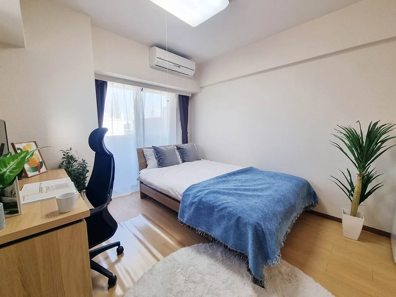 写真はお部屋のイメージです。ラグなどの室内装飾はございません。