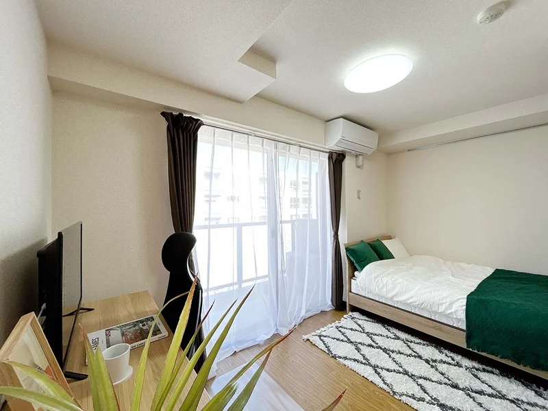 写真はお部屋のイメージです。ラグなどの室内装飾はございません。