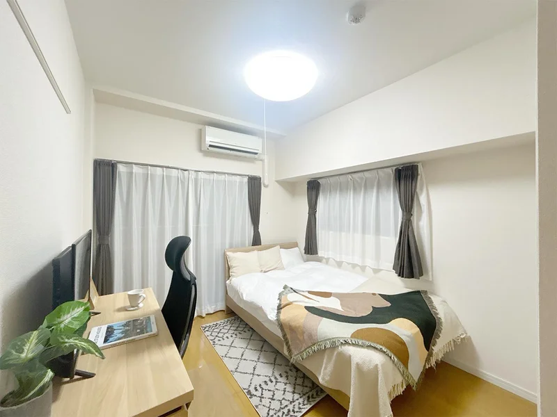 写真はお部屋のイメージです。ラグなどの室内装飾はございません。