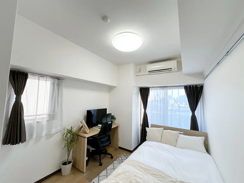 写真はお部屋のイメージです。ラグなどの室内装飾はございません。