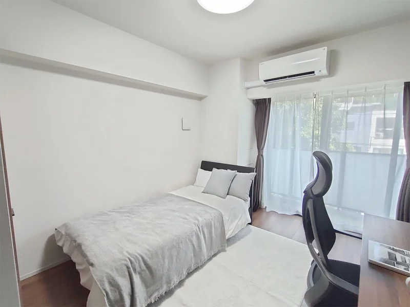 写真はお部屋のイメージです。ラグなどの室内装飾はございません。