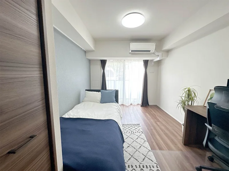 写真はお部屋のイメージです。ラグなどの室内装飾はございません。