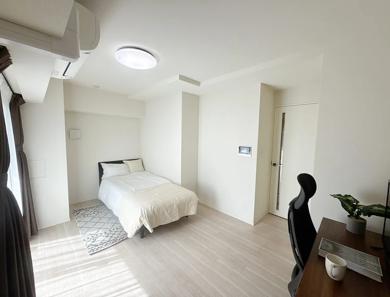 写真はお部屋のイメージです。ラグなどの室内装飾はございません。