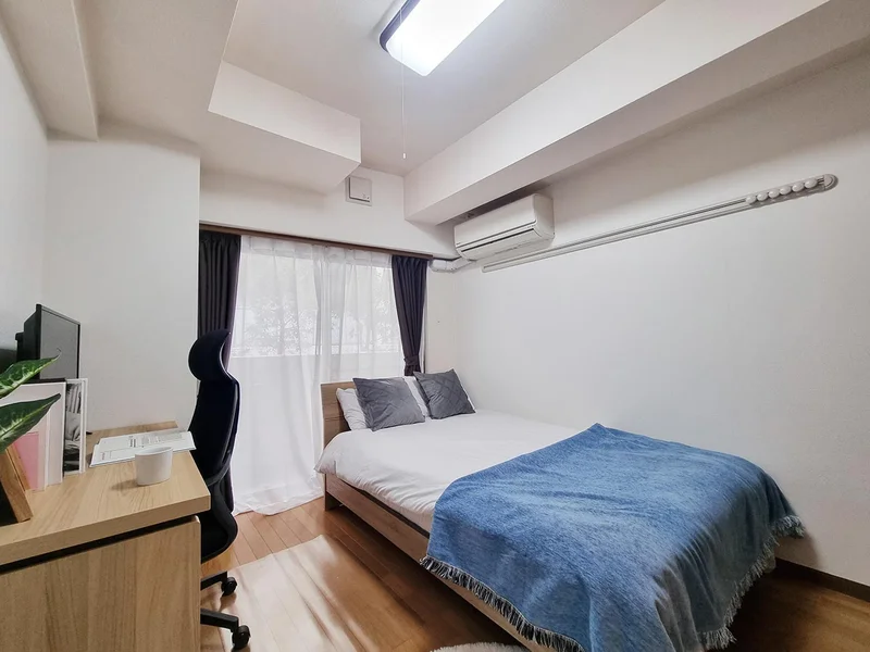 写真はお部屋のイメージです。ラグなどの室内装飾はございません。