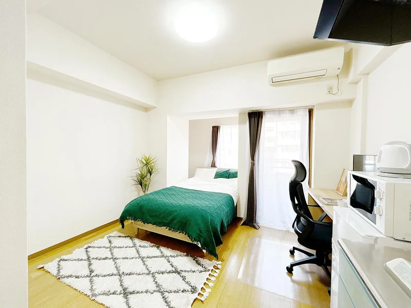 写真はお部屋のイメージです。ラグなどの室内装飾はございません。