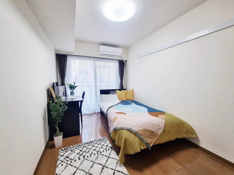 写真はお部屋のイメージです。ラグなどの室内装飾はございません。