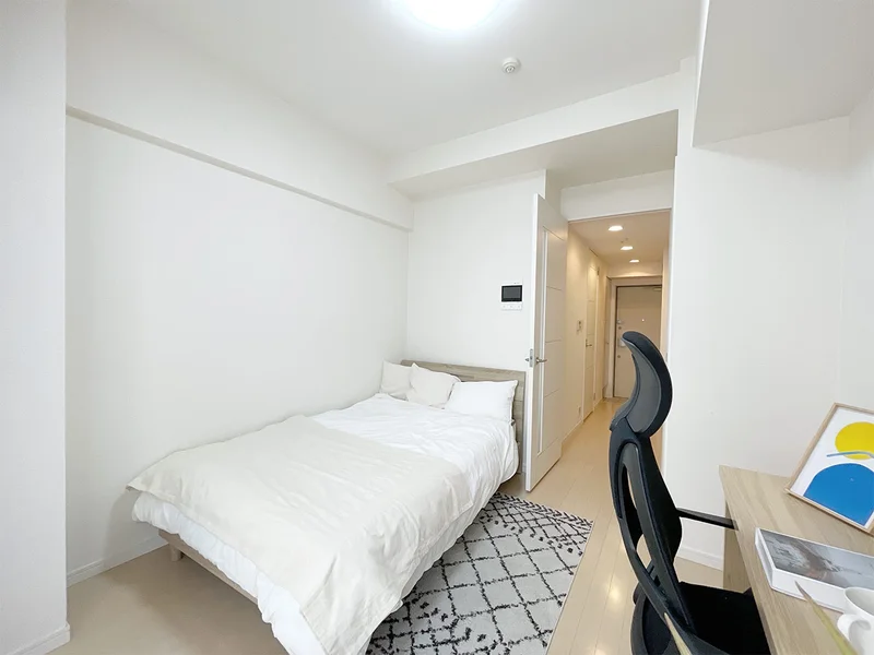 写真はお部屋のイメージです。ラグなどの室内装飾はございません。