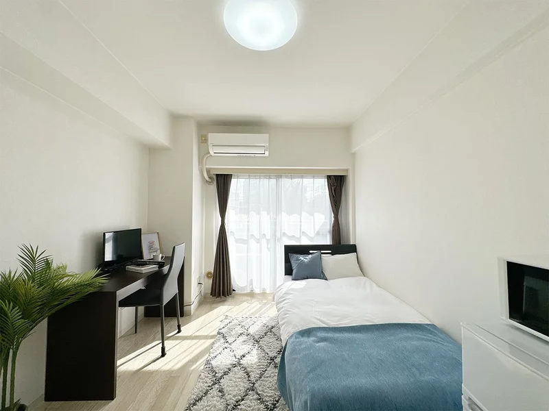 写真はお部屋のイメージです。ラグなどの室内装飾はございません。