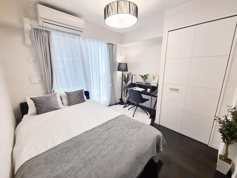 写真はお部屋のイメージです。ラグなどの室内装飾はございません。