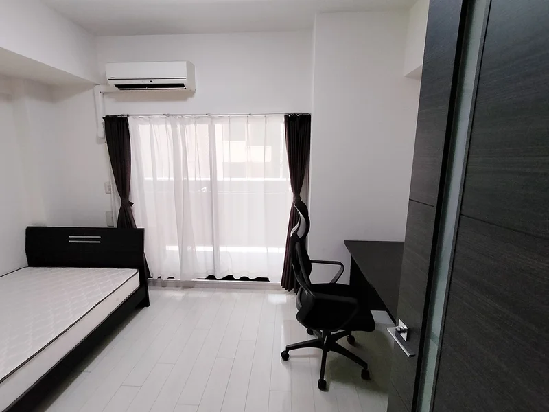 写真はお部屋のイメージです。ラグ等の室内装飾はございません。