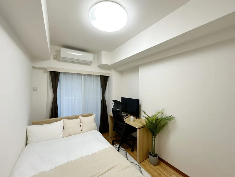 写真はお部屋のイメージです。ラグなどの室内装飾はございません。