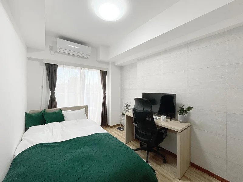 写真はお部屋のイメージです。ラグなどの室内装飾はございません。