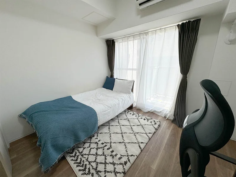 写真はお部屋のイメージです。ラグなどの室内装飾はございません。