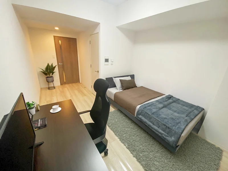 写真はお部屋のイメージです。ラグなどの室内装飾はございません。